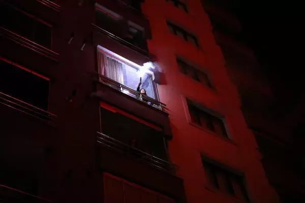 Site sakinleri meşalelerle geceyi aydınlattı, İstiklal Marşı'yla 2021'i karşıladı Site sakinleri meşalelerle geceyi aydınlattı, İstiklal Marşı'yla 2021'i karşıladı
