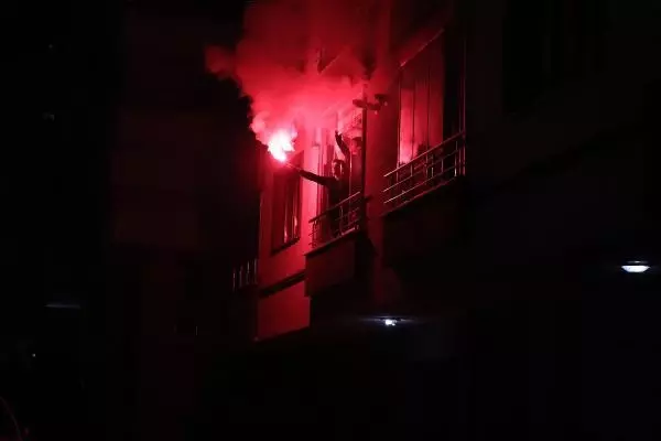 Site sakinleri meşalelerle geceyi aydınlattı, İstiklal Marşı'yla 2021'i karşıladı Site sakinleri meşalelerle geceyi aydınlattı, İstiklal Marşı'yla 2021'i karşıladı