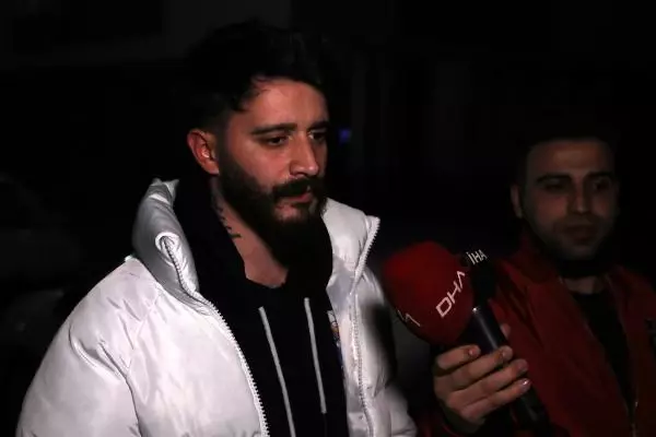 Site sakinleri meşalelerle geceyi aydınlattı, İstiklal Marşı'yla 2021'i karşıladı Site sakinleri meşalelerle geceyi aydınlattı, İstiklal Marşı'yla 2021'i karşıladı