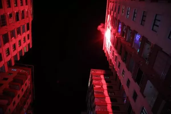 Site sakinleri meşalelerle geceyi aydınlattı, İstiklal Marşı'yla 2021'i karşıladı Site sakinleri meşalelerle geceyi aydınlattı, İstiklal Marşı'yla 2021'i karşıladı