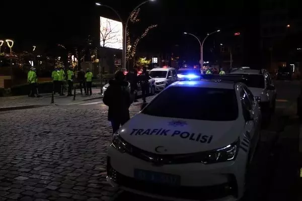 Site sakinleri meşalelerle geceyi aydınlattı, İstiklal Marşı'yla 2021'i karşıladı Site sakinleri meşalelerle geceyi aydınlattı, İstiklal Marşı'yla 2021'i karşıladı