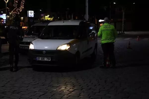 Site sakinleri meşalelerle geceyi aydınlattı, İstiklal Marşı'yla 2021'i karşıladı Site sakinleri meşalelerle geceyi aydınlattı, İstiklal Marşı'yla 2021'i karşıladı