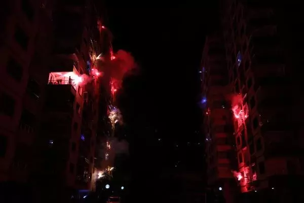Site sakinleri meşalelerle geceyi aydınlattı, İstiklal Marşı'yla 2021'i karşıladı Site sakinleri meşalelerle geceyi aydınlattı, İstiklal Marşı'yla 2021'i karşıladı