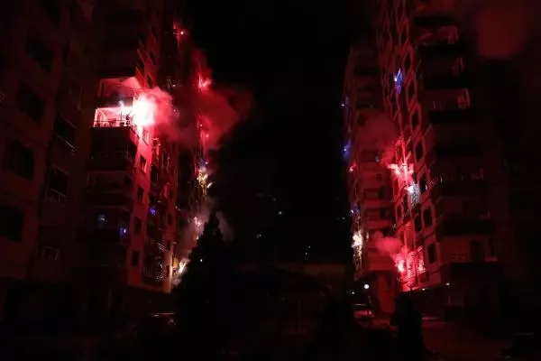 Site sakinleri meşalelerle geceyi aydınlattı, İstiklal Marşı'yla 2021'i karşıladı Site sakinleri meşalelerle geceyi aydınlattı, İstiklal Marşı'yla 2021'i karşıladı