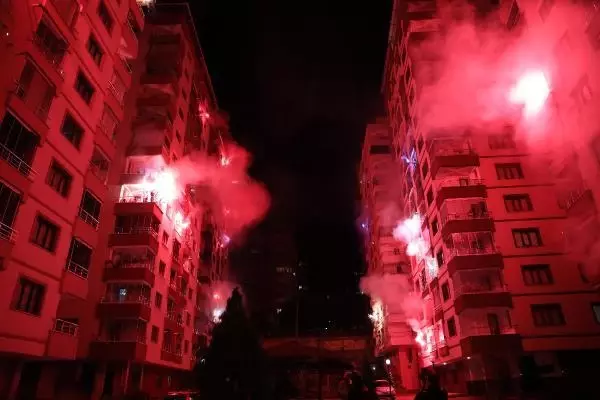 Site sakinleri meşalelerle geceyi aydınlattı, İstiklal Marşı'yla 2021'i karşıladı Site sakinleri meşalelerle geceyi aydınlattı, İstiklal Marşı'yla 2021'i karşıladı