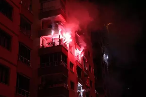 Site sakinleri meşalelerle geceyi aydınlattı, İstiklal Marşı'yla 2021'i karşıladı Site sakinleri meşalelerle geceyi aydınlattı, İstiklal Marşı'yla 2021'i karşıladı