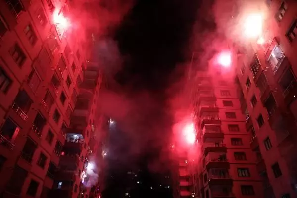 Site sakinleri meşalelerle geceyi aydınlattı, İstiklal Marşı'yla 2021'i karşıladı Site sakinleri meşalelerle geceyi aydınlattı, İstiklal Marşı'yla 2021'i karşıladı