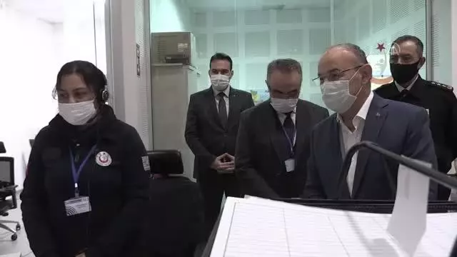 Vali Yaşar Karadeniz, görevi başındaki personelle karşıladı Vali Yaşar Karadeniz, görevi başındaki personelle karşıladı