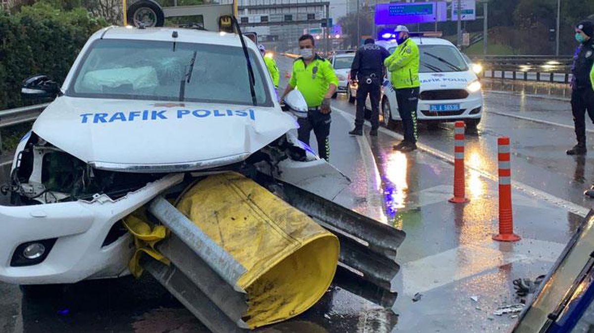Yeni yılın ilk sabahında polis aracı bariyerlere ok gibi saplandı
