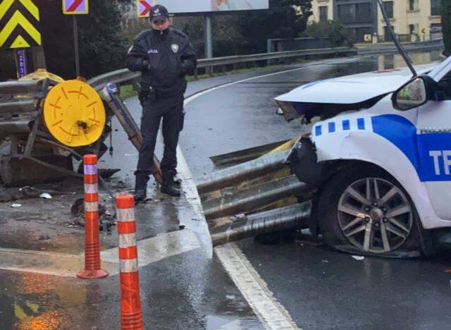 Yeni yılın ilk sabahında polis aracı bariyerlere ok gibi saplandı