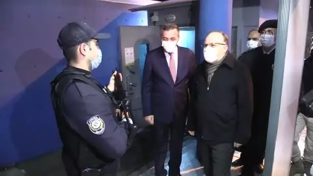 ZONGULDAK - Vali Mustafa Tutulmaz yılbaşı denetimlerine katıldı ZONGULDAK - Vali Mustafa Tutulmaz yılbaşı denetimlerine katıldı
