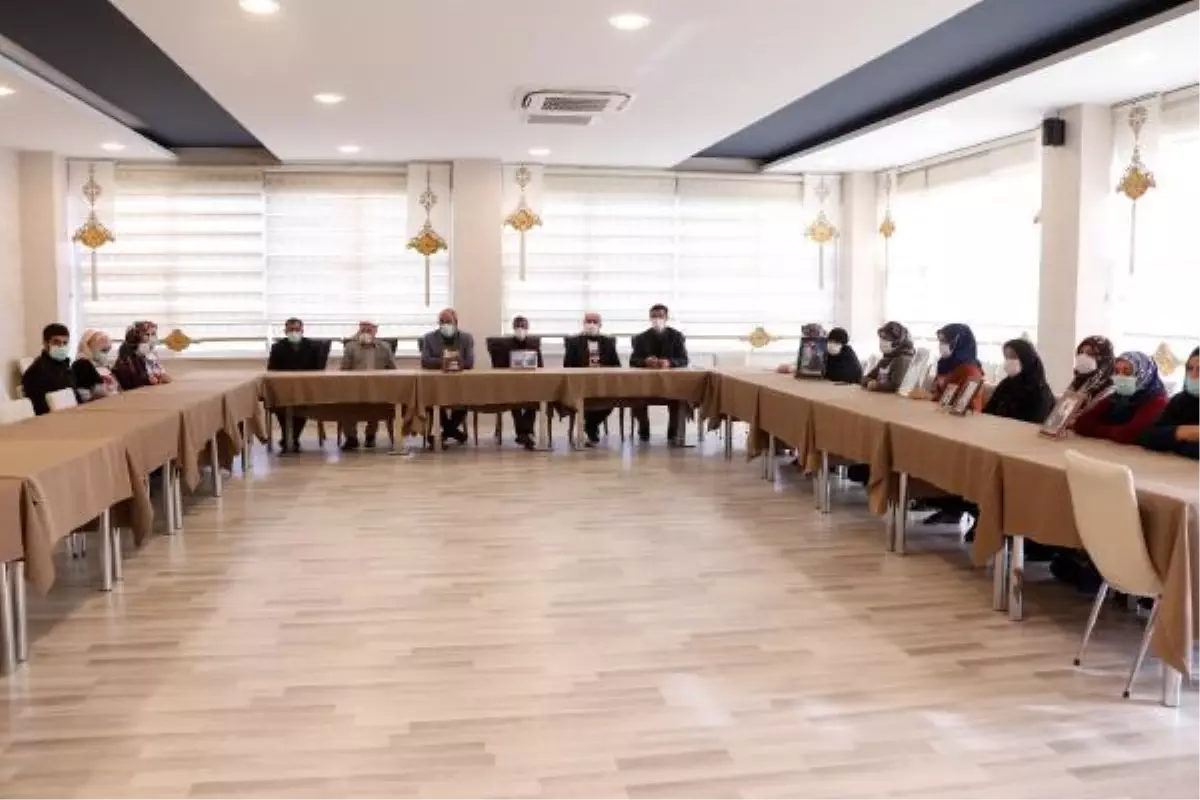 Son dakika haberleri: 488'inci gündeki evlat nöbetine, kısıtlamada kaldıkları otelde devam ettiler