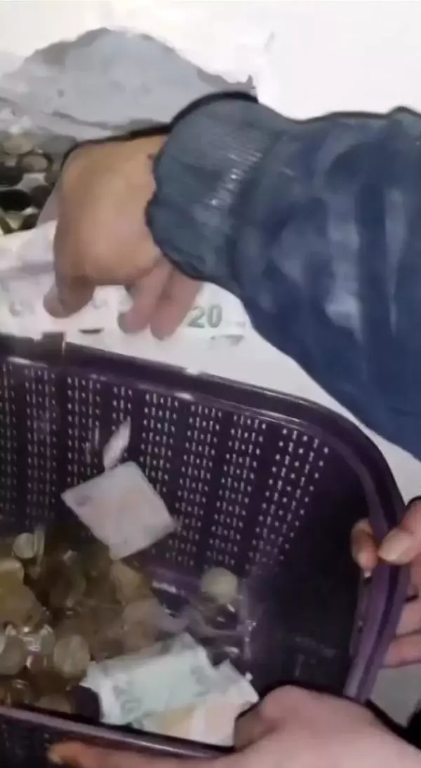 Antalya'da, oturduğu dairenin duvarını kumbara yaptı Antalya'da, oturduğu dairenin duvarını kumbara yaptı