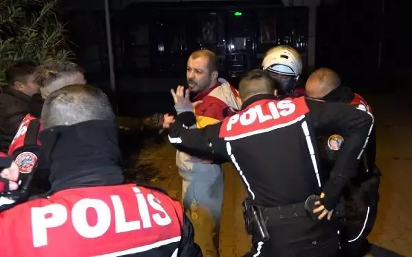 Avukat, cipiyle 'dur' ihtarına uymadı, yakalanınca 'alkollüydüm' dedi (2) Avukat, cipiyle 'dur' ihtarına uymadı, yakalanınca 'alkollüydüm' dedi (2)