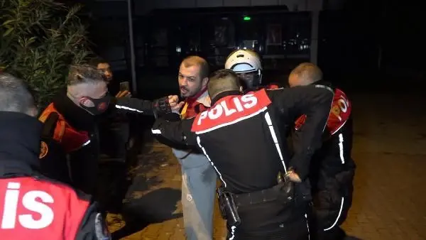 Avukat, cipiyle 'dur' ihtarına uymadı, yakalanınca 'alkollüydüm' dedi (2) Avukat, cipiyle 'dur' ihtarına uymadı, yakalanınca 'alkollüydüm' dedi (2)