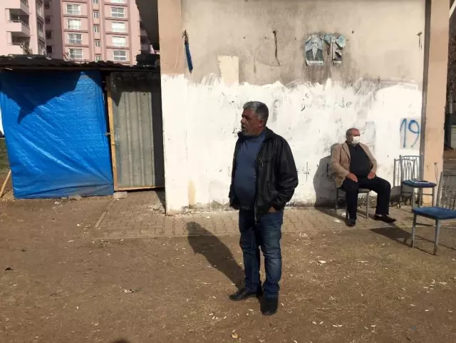 Ölümü göze alarak kumar oynuyorlar! Trafonun bitişiğindeki kaçak kahvede 9 kişi yakalandı Ölümü göze alarak kumar oynuyorlar! Trafonun bitişiğindeki kaçak kahvede 9 kişi yakalandı