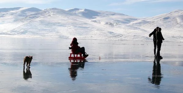 Rusya değil Türkiye! 65 yaşındaki aşçı, dondurucu soğukta buzu kırıp suya girdi