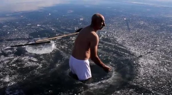 Rusya değil Türkiye! 65 yaşındaki aşçı, dondurucu soğukta buzu kırıp suya girdi