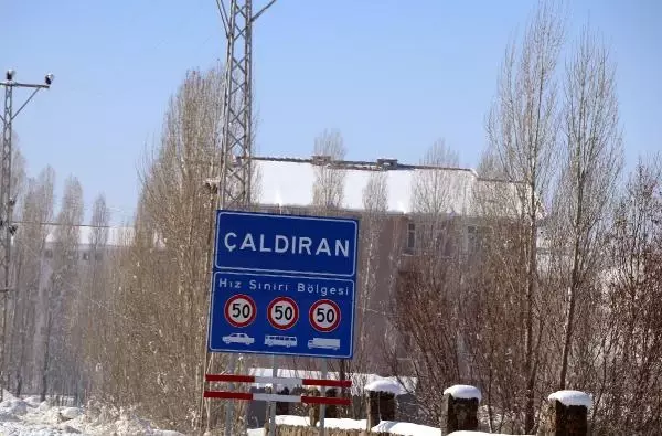 Çaldıran buz tuttu