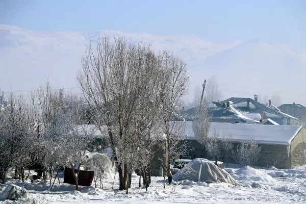 Çaldıran buz tuttu