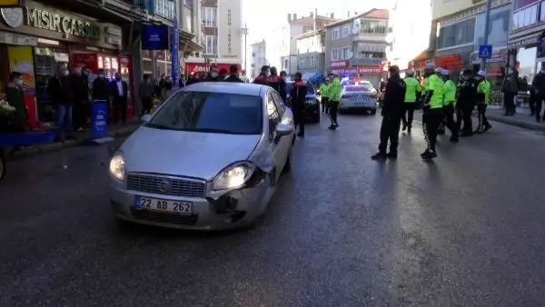 'Dur' ihtarına uymadılar, kovalamaca sırasında polis aracına çarptılar 'Dur' ihtarına uymadılar, kovalamaca sırasında polis aracına çarptılar