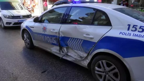 'Dur' ihtarına uymadılar, kovalamaca sırasında polis aracına çarptılar 'Dur' ihtarına uymadılar, kovalamaca sırasında polis aracına çarptılar