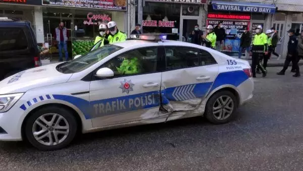 'Dur' ihtarına uymadılar, kovalamaca sırasında polis aracına çarptılar 'Dur' ihtarına uymadılar, kovalamaca sırasında polis aracına çarptılar