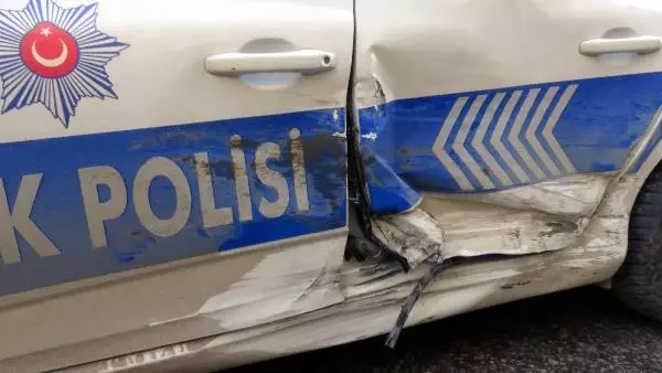 'Dur' ihtarına uymadılar, kovalamaca sırasında polis aracına çarptılar 'Dur' ihtarına uymadılar, kovalamaca sırasında polis aracına çarptılar