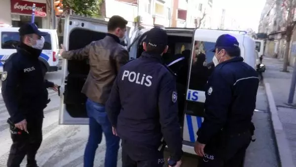 'Dur' ihtarına uymadılar, kovalamaca sırasında polis aracına çarptılar 'Dur' ihtarına uymadılar, kovalamaca sırasında polis aracına çarptılar