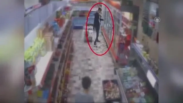 Esenler'de hırsızlık suçundan aranan 2 şüpheli gözaltına alındı Esenler'de hırsızlık suçundan aranan 2 şüpheli gözaltına alındı