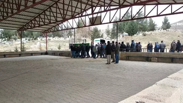 Kovid-19 yoğun bakım ünitesinde çıkan yangında yaralanan akademisyen, hayatını kaybetti Kovid-19 yoğun bakım ünitesinde çıkan yangında yaralanan akademisyen, hayatını kaybetti