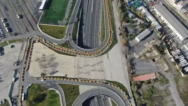 /havadan fotoğraflar // Yenikapı'da taksimetre güncelleme kuyruğu devam ediyor /havadan fotoğraflar // Yenikapı'da taksimetre güncelleme kuyruğu devam ediyor