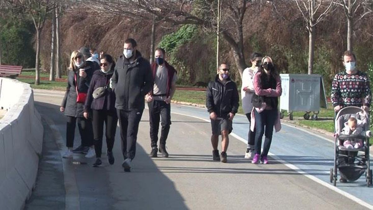 Kısıtlamada İstanbullular Caddebostan Sahili'ne akın etti! Sosyal mesafe kuralı hiçe sayıldı