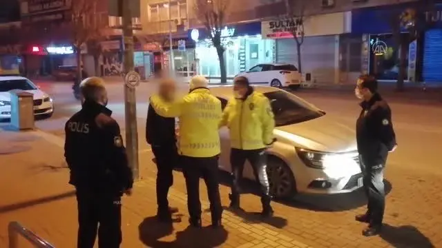 Kısıtlamayı ihlal ederek polisle tartışan sürücü gözaltına alındı Kısıtlamayı ihlal ederek polisle tartışan sürücü gözaltına alındı