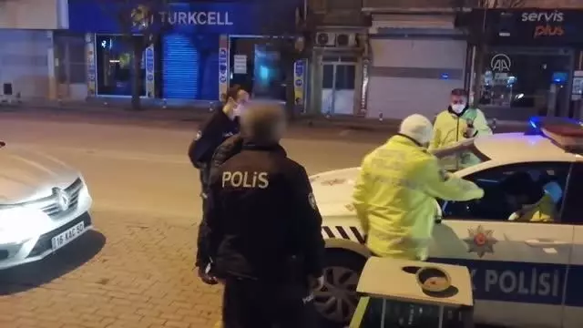 Kısıtlamayı ihlal ederek polisle tartışan sürücü gözaltına alındı Kısıtlamayı ihlal ederek polisle tartışan sürücü gözaltına alındı
