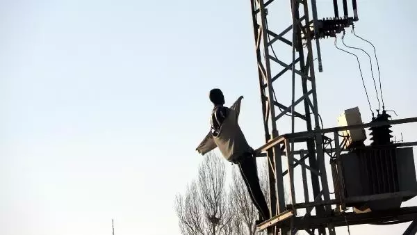 Kuşların elektrik akımına kapılmaması için trafo direğine cansız manken koydular Kuşların elektrik akımına kapılmaması için trafo direğine cansız manken koydular