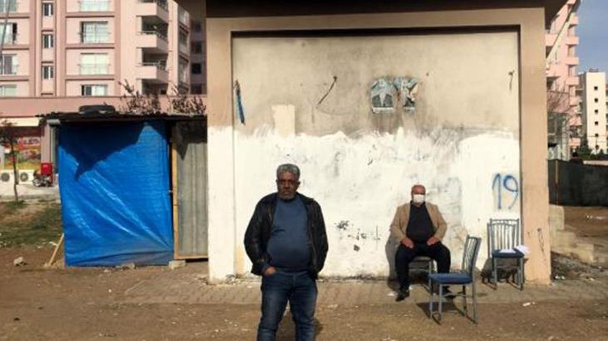 Ölümü göze alarak kumar oynadılar! Trafonun bitişiğindeki kaçak kahvede 9 kişi yakalandı