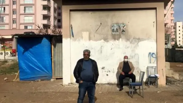 Ölümü göze alarak kumar oynadılar! Trafonun bitişiğindeki kaçak kahvede 9 kişi yakalandı Ölümü göze alarak kumar oynadılar! Trafonun bitişiğindeki kaçak kahvede 9 kişi yakalandı