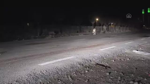 Otomobil koyun sürüsüne çarptı 2 kişi yaralandı Otomobil koyun sürüsüne çarptı 2 kişi yaralandı
