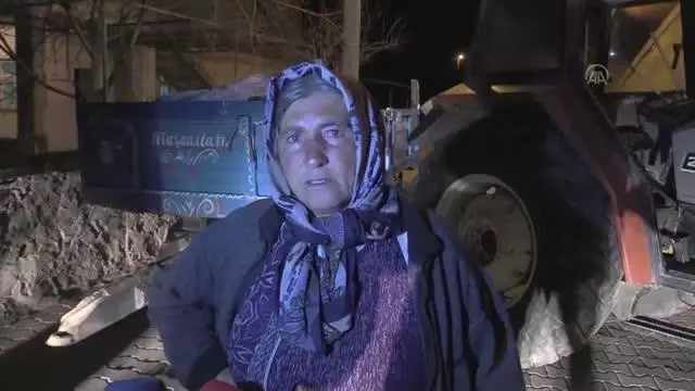 Otomobil koyun sürüsüne çarptı 2 kişi yaralandı Otomobil koyun sürüsüne çarptı 2 kişi yaralandı