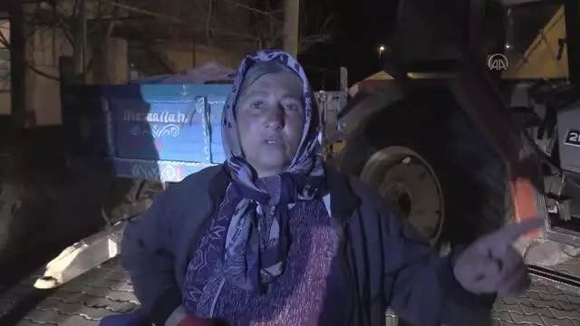 Otomobil koyun sürüsüne çarptı 2 kişi yaralandı Otomobil koyun sürüsüne çarptı 2 kişi yaralandı
