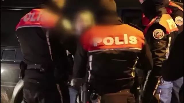 Son dakika! Polisin 'dur' ihtarına uymayan sürücü kovalamaca sonucu yakalandı Son dakika! Polisin 'dur' ihtarına uymayan sürücü kovalamaca sonucu yakalandı