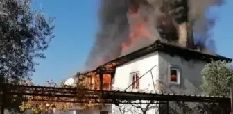 Tarlaya giden çiftin iki katlı evi alev alev yandı