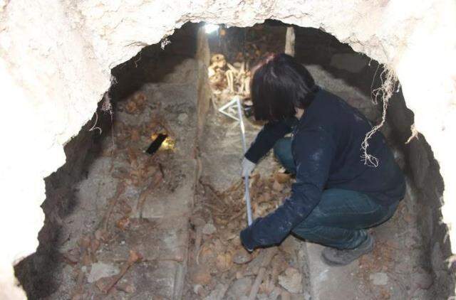 Traktörünün arka tekerleği çukura düşen çiftçi, tesadüfen Roma dönemine ait toplu mezar buldu