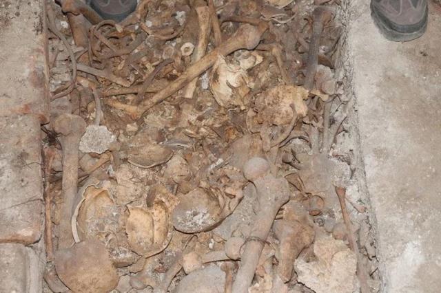 Traktörünün arka tekerleği çukura düşen çiftçi, tesadüfen Roma dönemine ait toplu mezar buldu