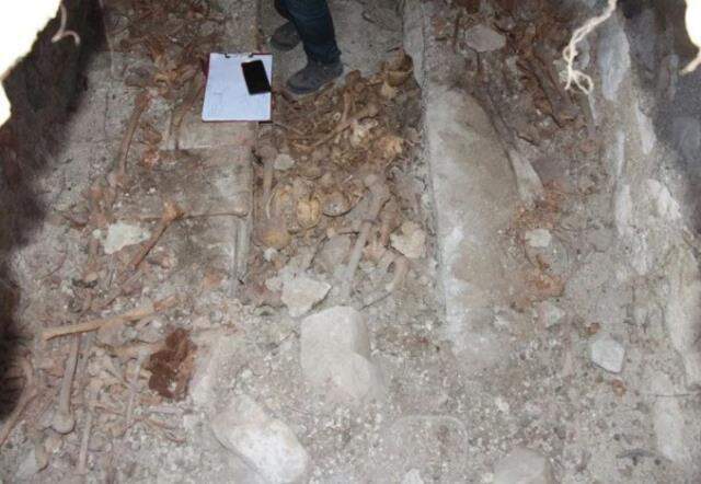 Traktörünün arka tekerleği çukura düşen çiftçi, tesadüfen Roma dönemine ait toplu mezar buldu