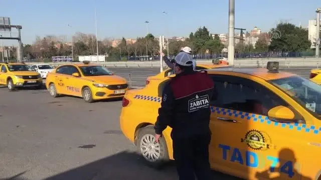 (Drone) Yenikapı'da taksicilerin taksimetre güncelleme yoğunluğu devam ediyor (Drone) Yenikapı'da taksicilerin taksimetre güncelleme yoğunluğu devam ediyor