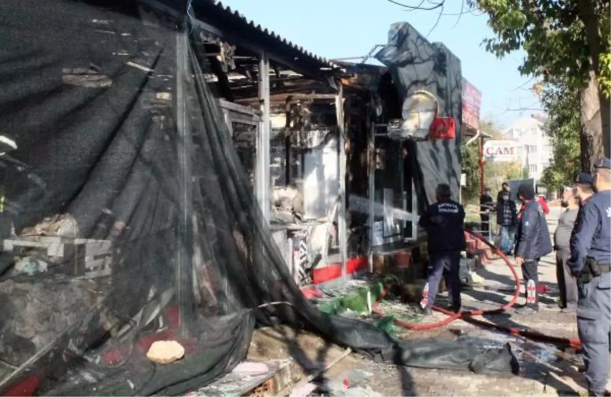 Yılbaşı gecesi yanan mağazada yeniden yangın çıktı; 2 iş yeri küle döndü