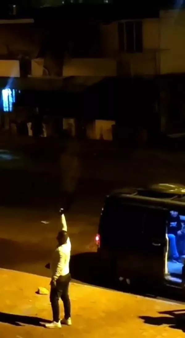 Yılbaşında pompalı tüfekle ateş açıp, havai fişek patlatan 4 kişiye 17 bin TL ceza Yılbaşında pompalı tüfekle ateş açıp, havai fişek patlatan 4 kişiye 17 bin TL ceza