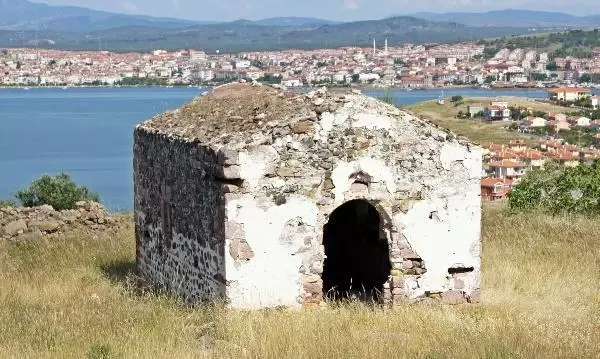 250 yıllık manastır şapeli defineci kazıları nedeniyle yıkıldı 250 yıllık manastır şapeli defineci kazıları nedeniyle yıkıldı